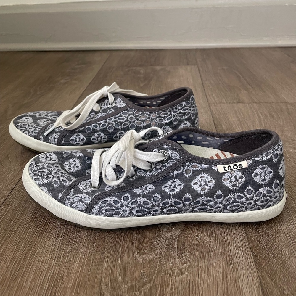 Taos Star Lite Grey Eyelet Shoes Lace Up Comfort Sneakers Embroidered ~ Sz 7